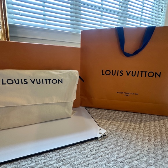 BNIB Louis Vuitton Black and Brown Monogram Sz 26 Pouch Box, Bag, Ribbon - Picture 3 of 14